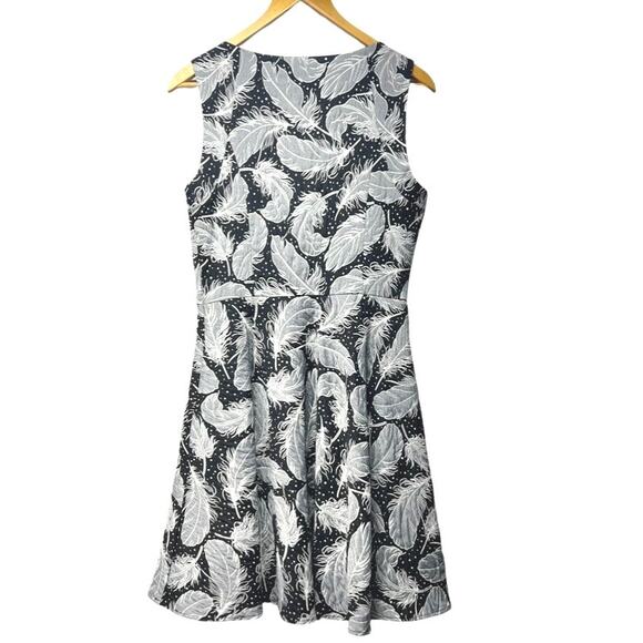 Eva Franco Fit & Flare Feather Print Dress Sz 10 Black White Jacquard Sleeveless - Picture 4 of 7